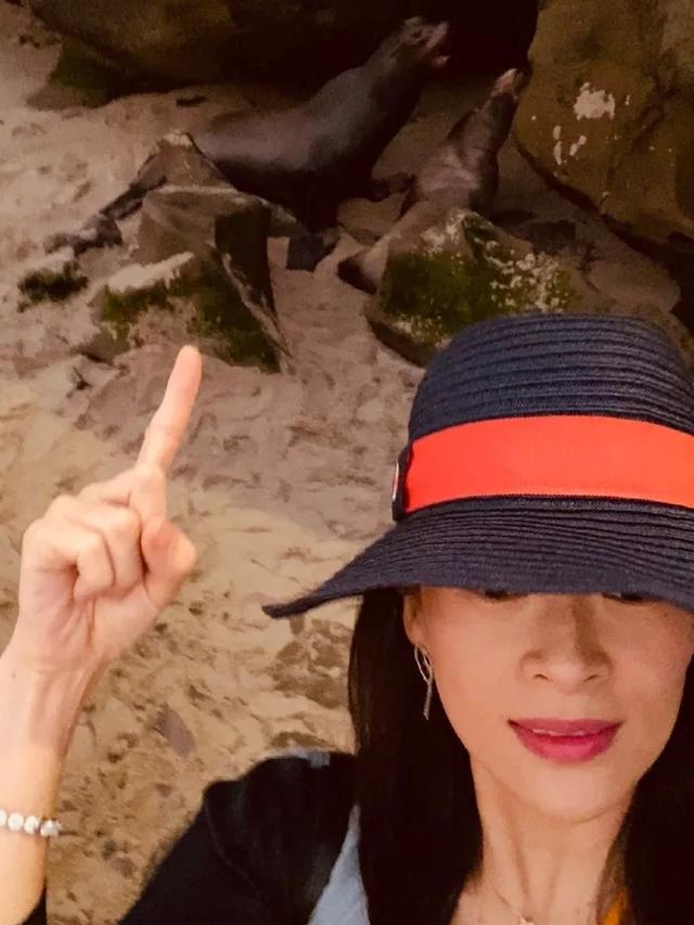 章子怡二胎成真孕肚首曝光（章子怡带醒醒海边游）(4)