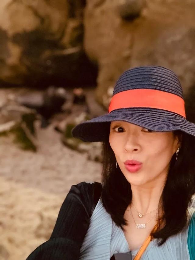 章子怡二胎成真孕肚首曝光（章子怡带醒醒海边游）(3)