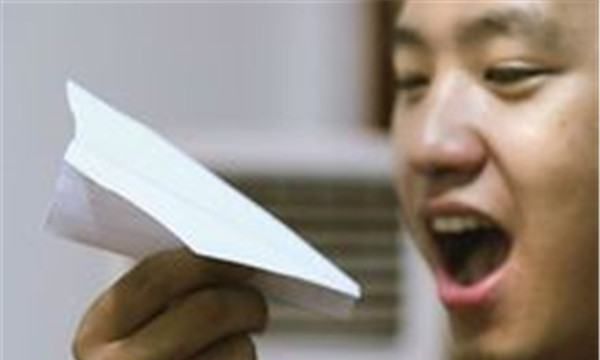 纸飞机哈气有什么用,为什么扔纸飞机前要先哈一口气图2