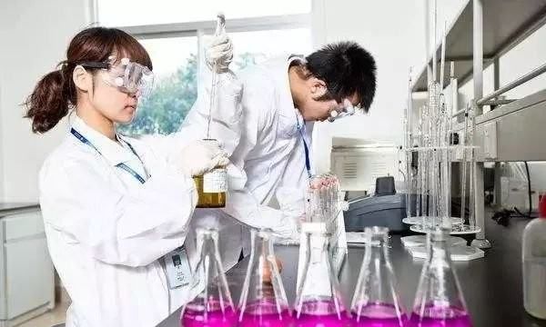 衣服弄上柴油怎么洗掉去味,衣服上沾了柴油用什么清洗图2