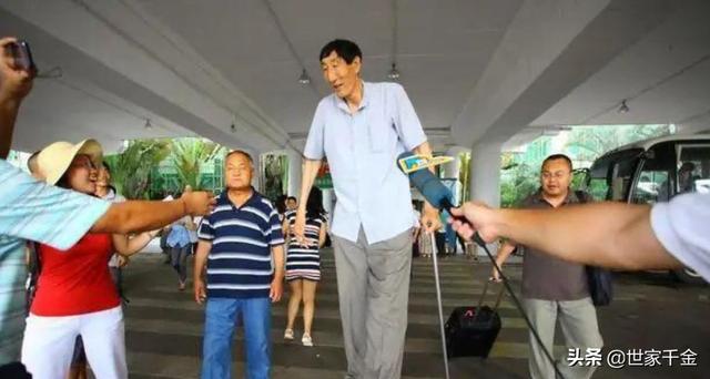 世界上最高的人是谁（中国最高的7位巨人）(12)