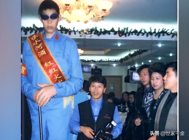 世界上最高的人是谁（中国最高的7位巨人）(29)