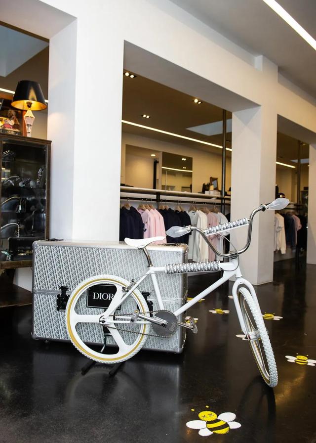 世界四大品牌自行车（CHANELLVGUCC爱马仕等一线奢侈品牌自行车）(8)