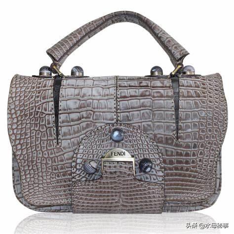 全球服装奢侈品排行榜前十名（全球最贵的15个着装品牌）(30)