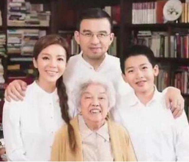 朱迅与母亲感人故事（朱迅被亲妈伤害后）(29)