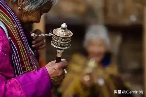 藏传佛教戴什么饰品（藏传佛教中常见的八大法器）(7)