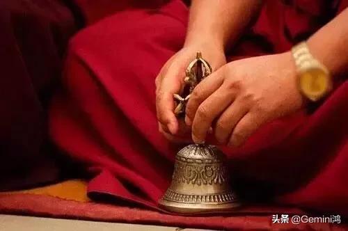 藏传佛教戴什么饰品（藏传佛教中常见的八大法器）(2)