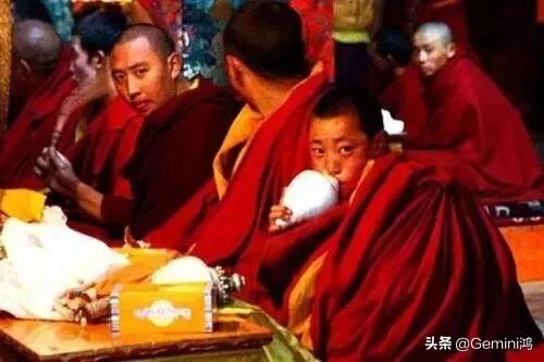 藏传佛教戴什么饰品（藏传佛教中常见的八大法器）(5)