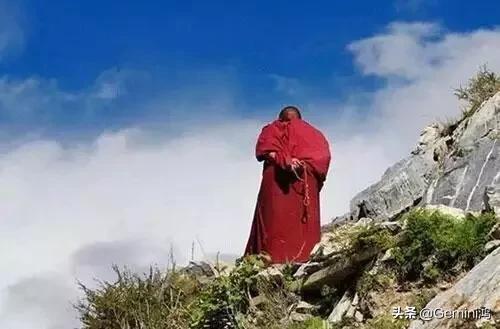 藏传佛教戴什么饰品（藏传佛教中常见的八大法器）(9)