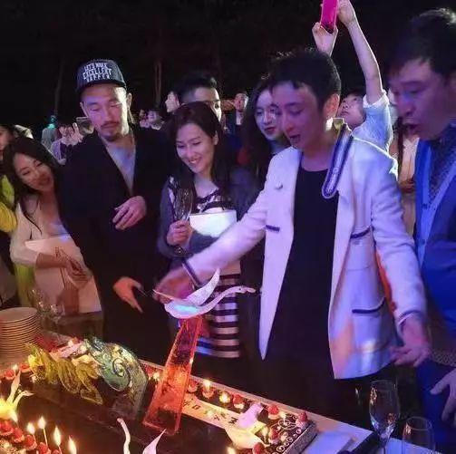 吴昕深夜晒九宫格照（吴昕生日热搜占去三条）(6)