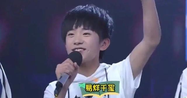 易烊千玺生日会妈妈弟弟也来了（易烊千玺妈妈曾是打工妹）(18)