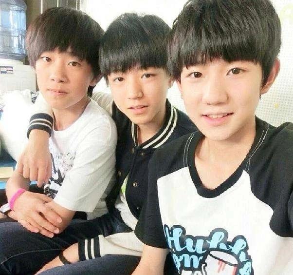 易烊千玺生日会妈妈弟弟也来了（易烊千玺妈妈曾是打工妹）(19)