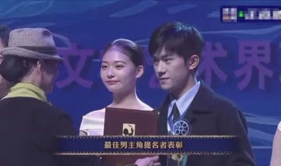 ​易烊千玺生日会妈妈弟弟也来了（易烊千玺妈妈曾是打工妹）