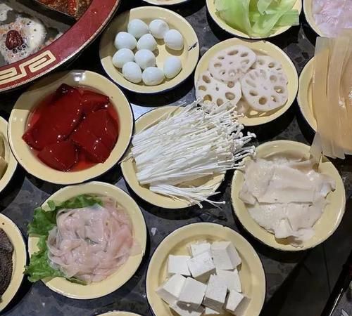 写下你吃火锅时必点的五个菜