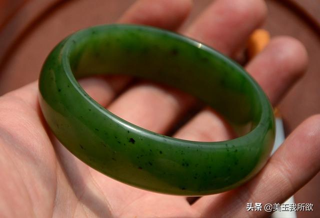 百万以上的和田玉青玉手镯（常见各种和田玉手镯合集）(34)
