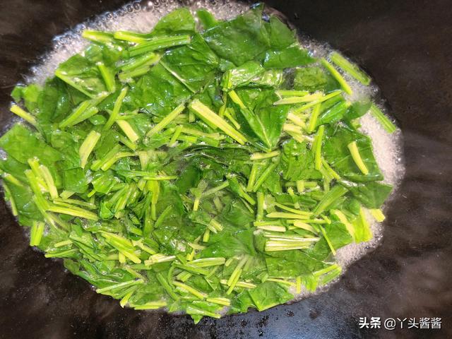 菠菜汤最正宗的做法（煮菠菜汤时记住先做这）(4)