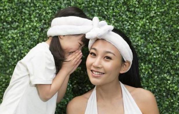 钟汉良与妹妹合照（兄妹之间能有多不像）(9)