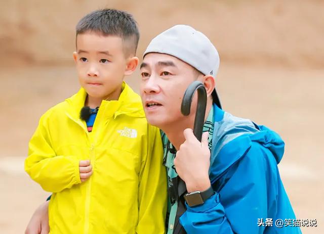 应采儿晒俩儿子温馨日常（Jasper与妈妈牵手笑容很温柔）(6)