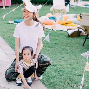 ​应采儿晒俩儿子温馨日常（Jasper与妈妈牵手笑容很温柔）