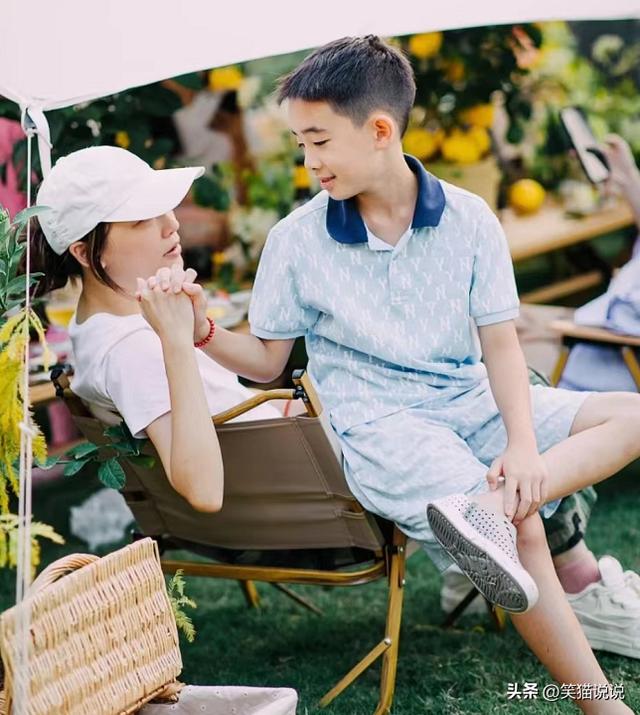 应采儿晒俩儿子温馨日常（Jasper与妈妈牵手笑容很温柔）(2)