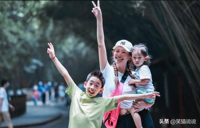 应采儿晒俩儿子温馨日常（Jasper与妈妈牵手笑容很温柔）(5)