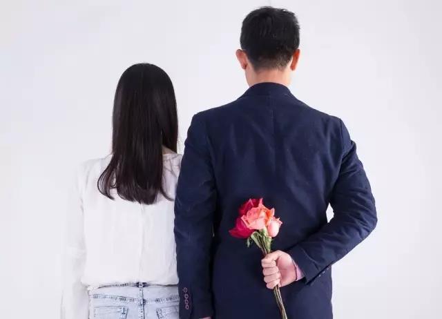 一个男生喜欢你有哪几种表现（男生真正喜欢你的时候）(5)