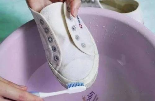 如何清洗白鞋妙招（5个生活小妙招白鞋怎么清洗）(4)