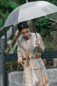 ​张馨予雨天撑伞写真曝光 抬眸看雨五官精致动人