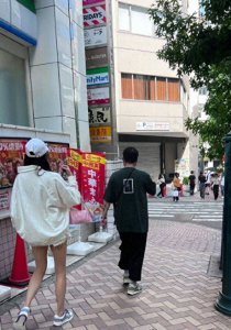 ​鹿晗关晓彤现身日本街头 小情侣穿着舒适低调甜蜜