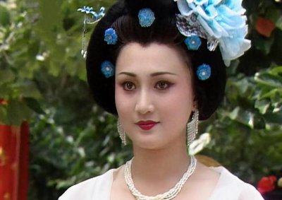 ​脸盘子像大饼就别演富贵美人了！驾驭得了簪花戴冠，才是真贵女