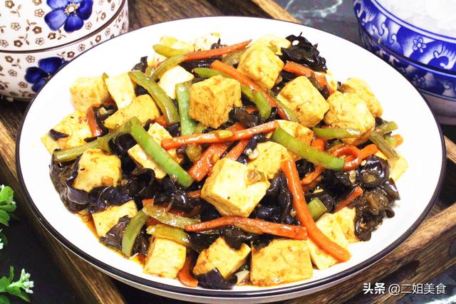 怎么样炒豆腐又嫩好吃又简单（牢记别直接下锅炒豆腐）(1)