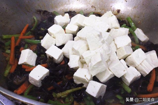 怎么样炒豆腐又嫩好吃又简单（牢记别直接下锅炒豆腐）(8)