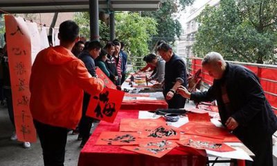 ​门上贴对联的胶怎么处理干净,过年贴的对联什么时候撕才合适