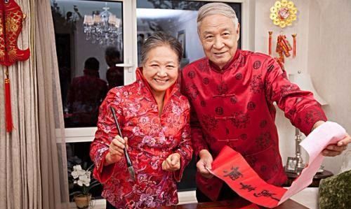 门上贴对联的胶怎么处理干净,过年贴的对联什么时候撕才合适图2