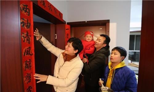 门上贴对联的胶怎么处理干净,过年贴的对联什么时候撕才合适图3