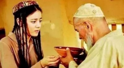 ​迪丽热巴旧照对于比，素颜照片保持很美_肚上伤被人认为是怀孕纹