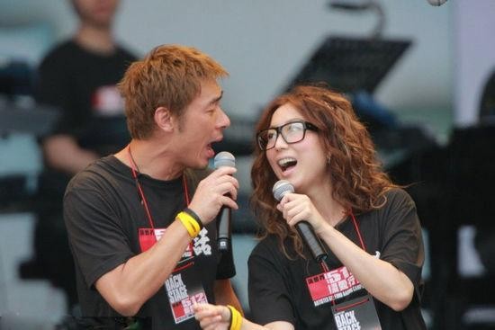许志安老婆叫什么名字（许志安与老婆郑秀文同日庆生）