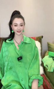 ​吴秀波小三居湖北老家，浑身奢侈品太漂亮，出狱后陪伴父母