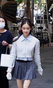 ​36岁王子文新剧曝路透 穿百褶裙灵动温柔似少女