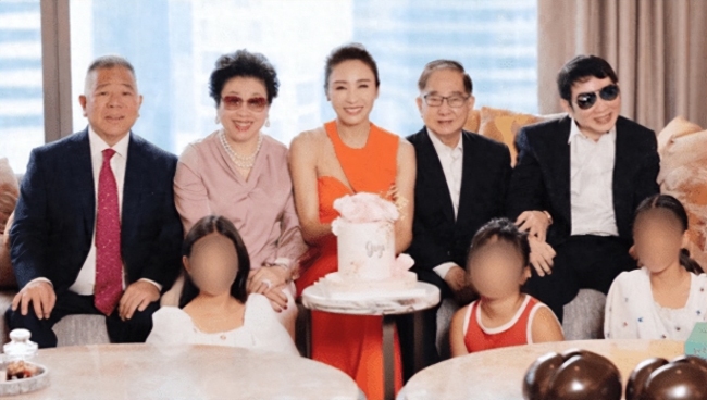黎姿带仨女儿逛商场 女儿眉眼像妈妈同框似姐妹