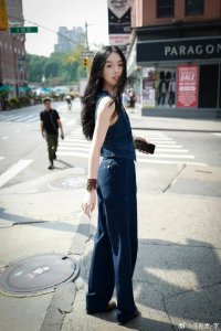 ​李咏女儿法图麦纽约时装周看秀 牛仔套装造型简约时尚
