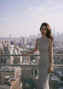 ​李冰冰纽约时装周天台大片 长发飞扬曼妙身姿风情万种
