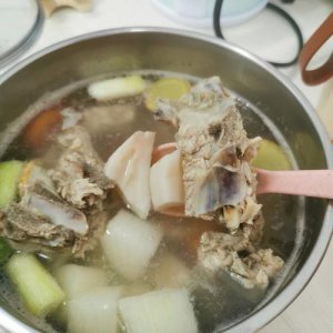 ​如何炖排骨汤呢（家常炖排骨做法）