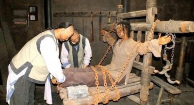 ​盘古残酷惩罚笑刑，用山羊舔足令人活活笑死
