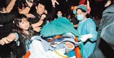 ​俞灏明怎样被烧的，是没有是为了救人才受伤_附现场照片