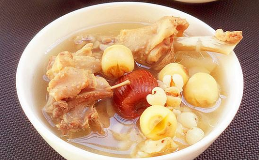 新鲜莲子煲汤要去芯吗,莲子熬粥需要去芯图1