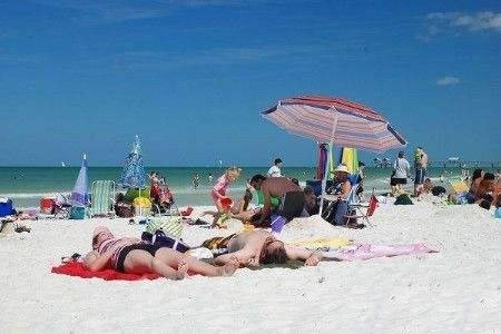 世界十大天体浴场图片：度假男女纵情狂欢（图）