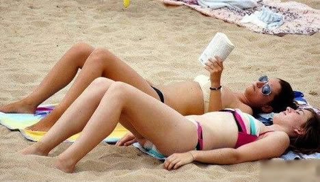 世界十大天体浴场图片：度假男女纵情狂欢（图）