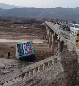 ​甘肃载十余人公接被救护车撞下大桥 恐惧现场全程曝光（图）