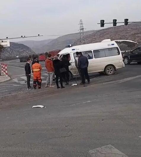 甘肃一公接车与救护车相撞